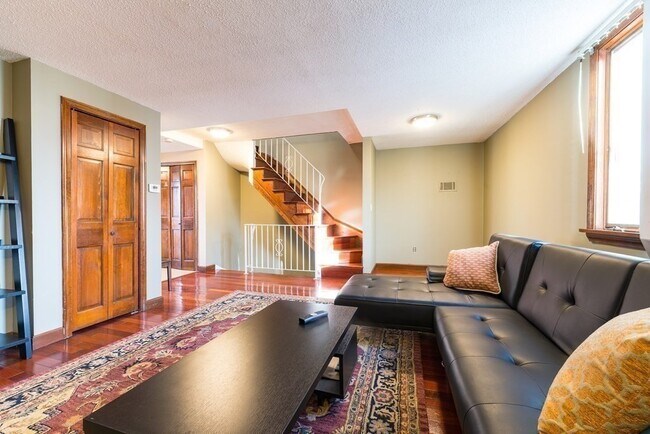 Building Photo - 474 E 7th St