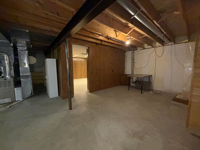 Building Photo - 741 Woods Ct