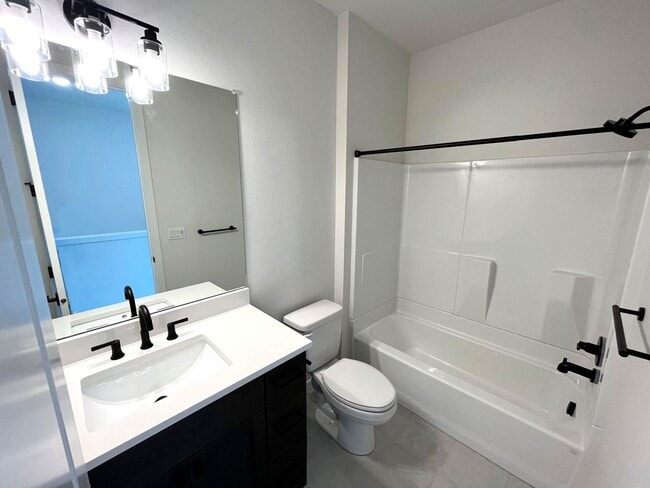 Building Photo - Gorgeous Townhome-Style Unit with Laundry, A/C, Private Patio