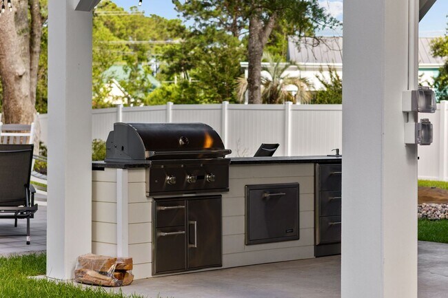 Building Photo - Gorgeous Custom Home Available for Snowbir...