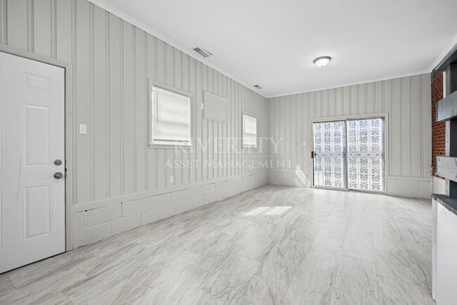 Building Photo - Beautifully Renovated 3 Bed / 2 Bath Home with Over 1,700 Sq Ft!