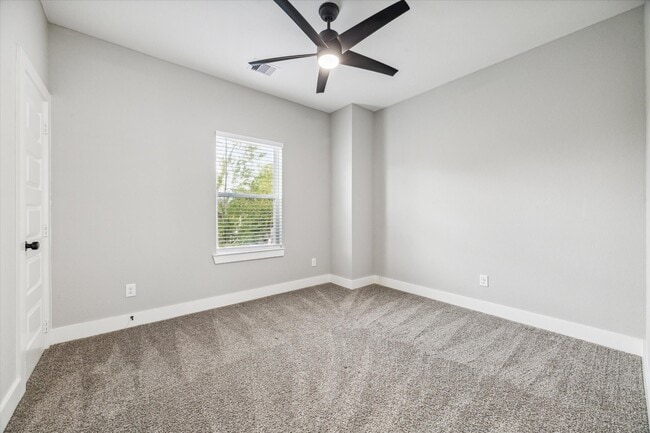 Building Photo - 926 Granville Dr