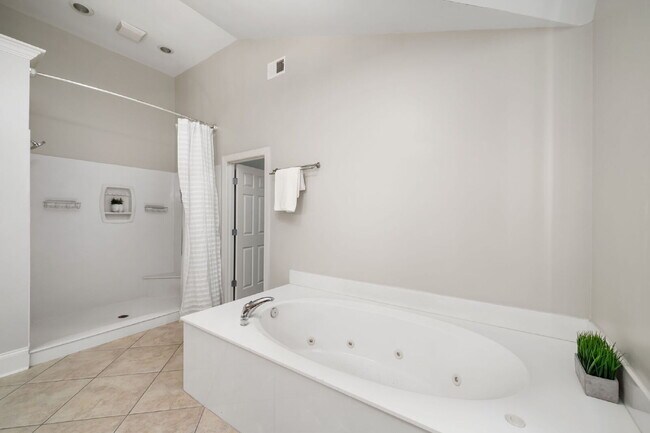 Building Photo - Move in before December 31st and get $100 OFF your rent for the first 3 months — PLUS a $250 Amaz...