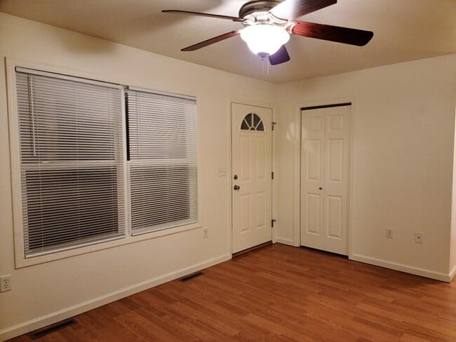 Building Photo - 121 Schofield Ct