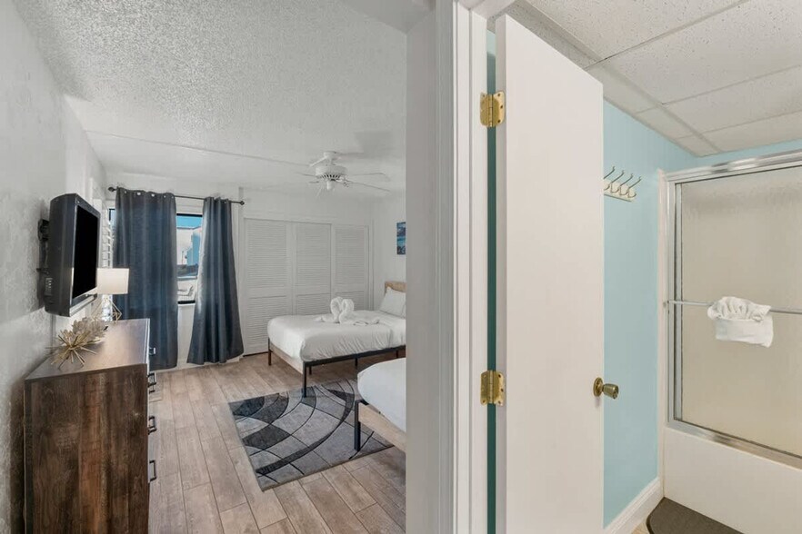 Building Photo - 8727 Thomas Dr