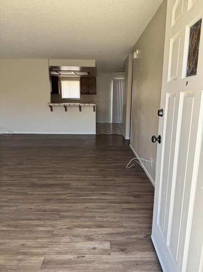 Building Photo - Apple Valley- Four Plex- 2 Bedrooms, 2 Bat...