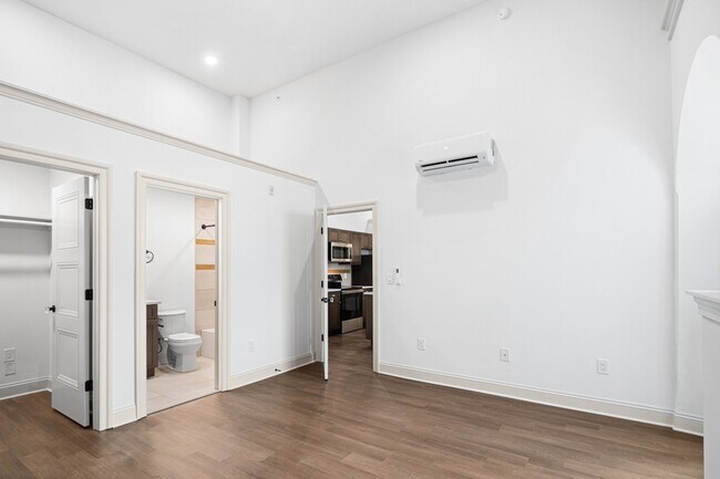 Building Photo - 401 Martin St