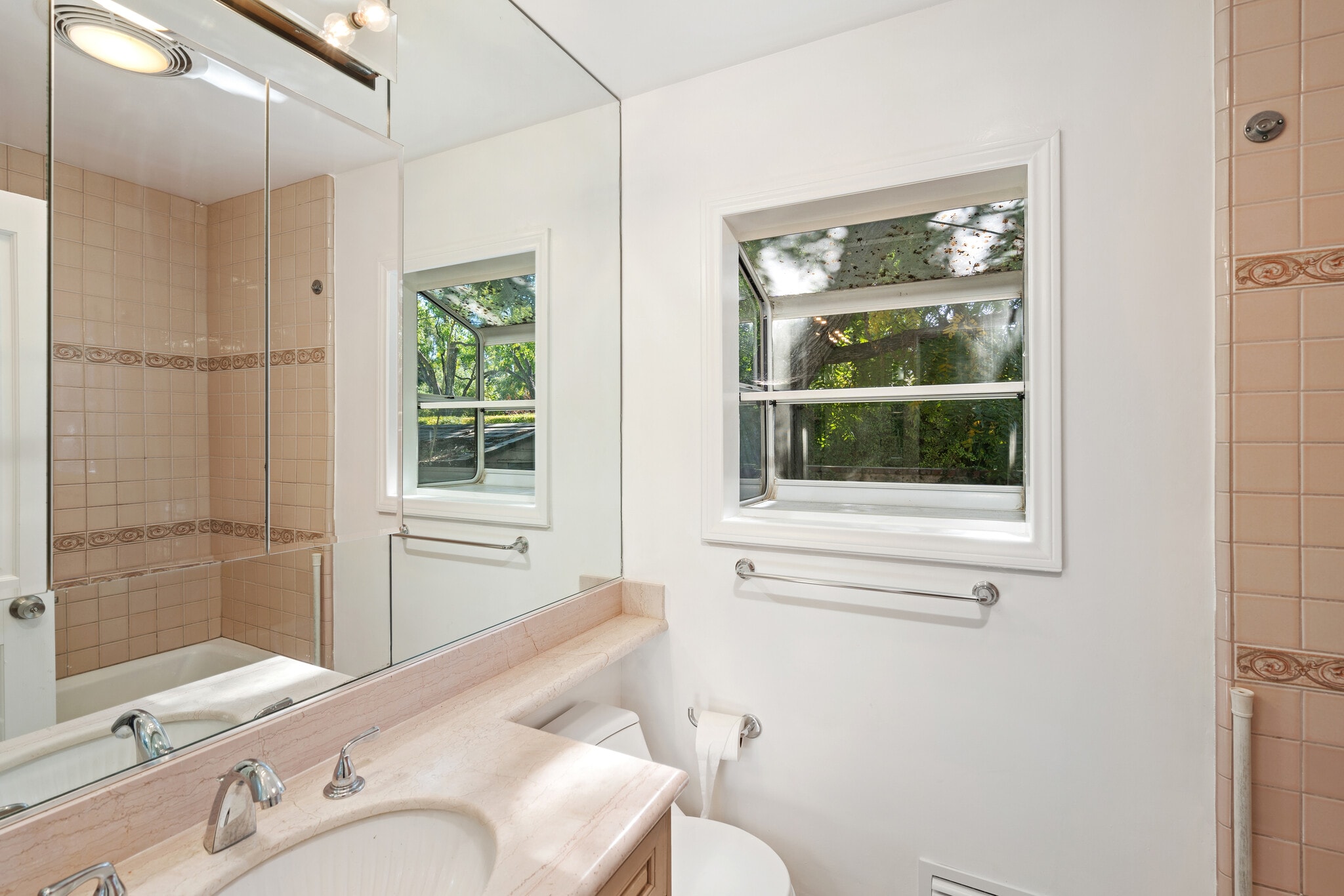 Building Photo - 8757 Encino Ave