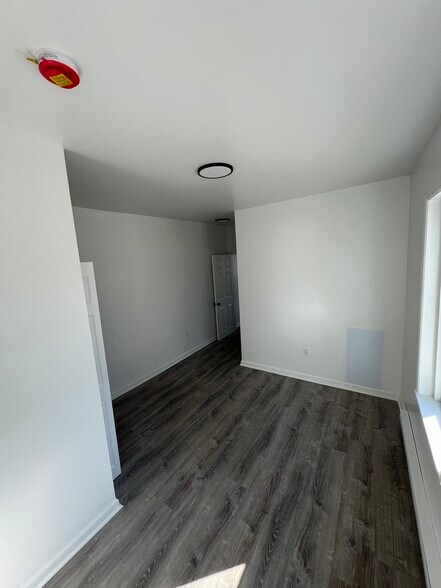 Building Photo - 1132 W 8th St