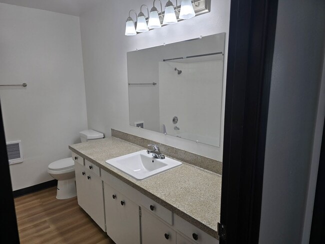 Building Photo - *!*!* Rent Ready Upstairs Pet Friendly 3 B...