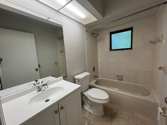 Building Photo - $1,200/month ** Annual ** 2 bed / 1 Bath -...
