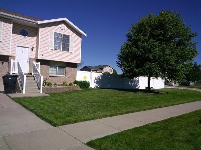 Building Photo - Move-In Ready 5-Bed with Garage, Yard & Up...