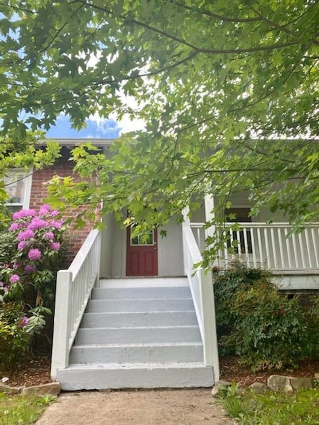Building Photo - Swannanoa Bungalow!