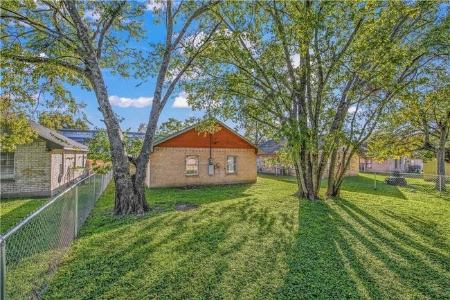 Building Photo - 302 W 23rd St