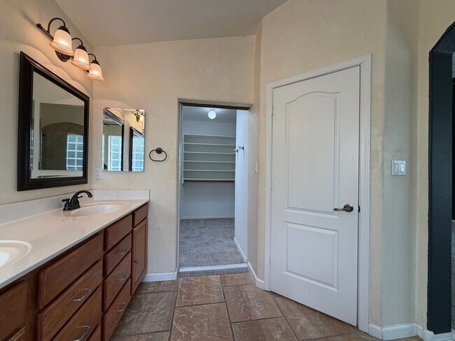 Building Photo - 3 Bedroom Single Story Home Available Near Dellyne Ave NW & Unser Blvd NW!
