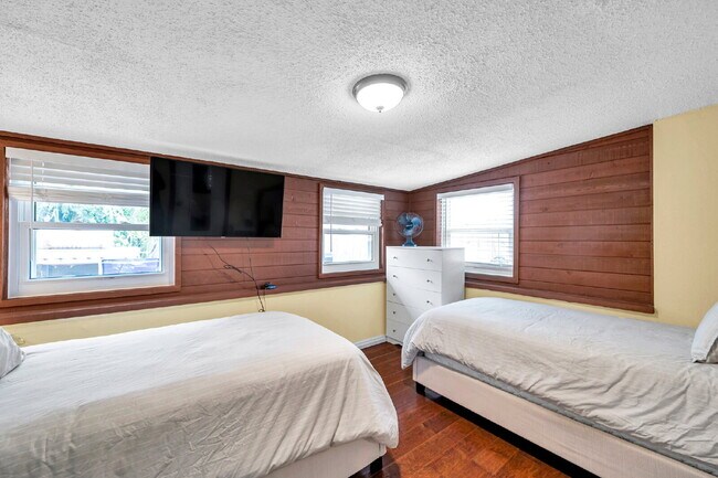 Building Photo - Fully Furnished Pool Home | Flexible Lease...