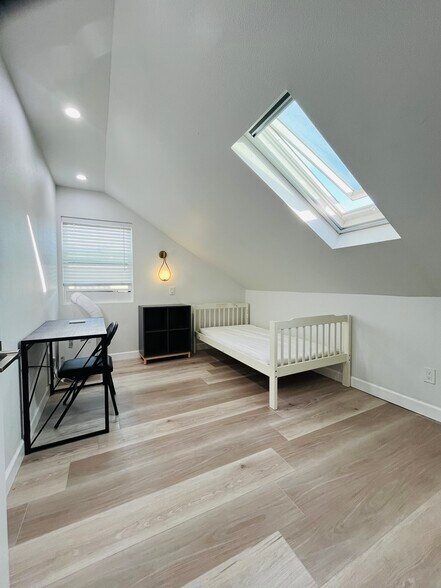 Building Photo - 1347 W 23rd St