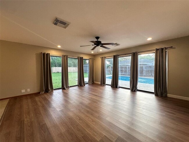 Building Photo - 12139 Huntington Park Dr