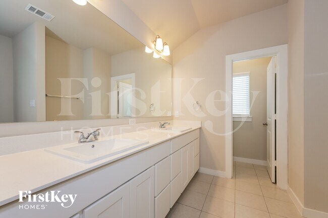 Building Photo - 625 Sophia Wy