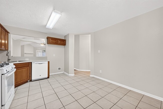 Building Photo - 22938 Sugar Bear Dr