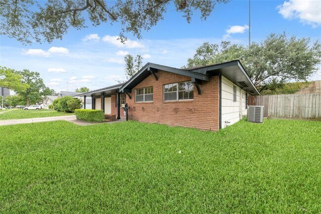 Building Photo - 7615 Barberton Dr