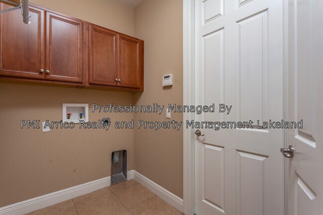 Building Photo - 3960 Sunset Lake Dr