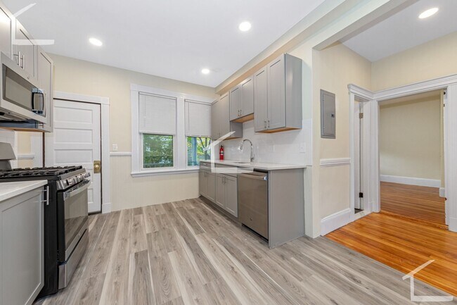 Building Photo - Porch Side