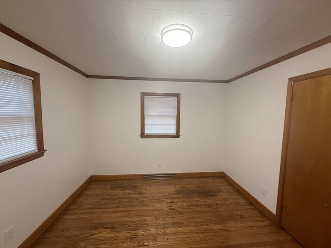 Building Photo - Three bedroom, 1.5 bath house in Burlington