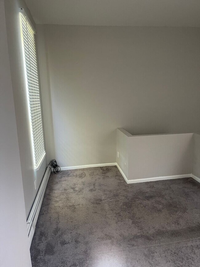 Building Photo - Corryville Condo_ Heat Paid