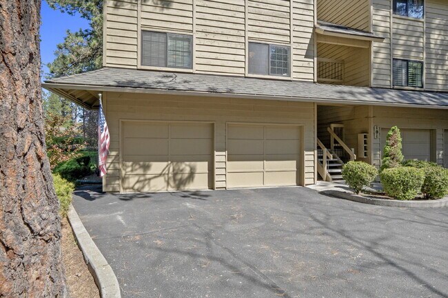 Building Photo - The epitome of carefree condo life is righ...