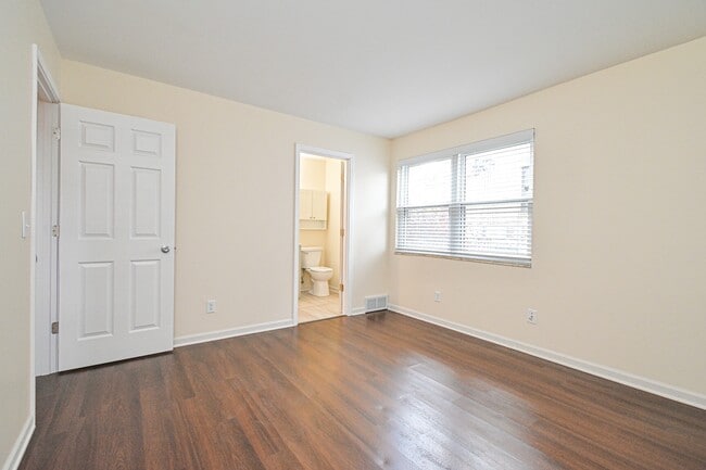 Building Photo - 4328 Villa Dr