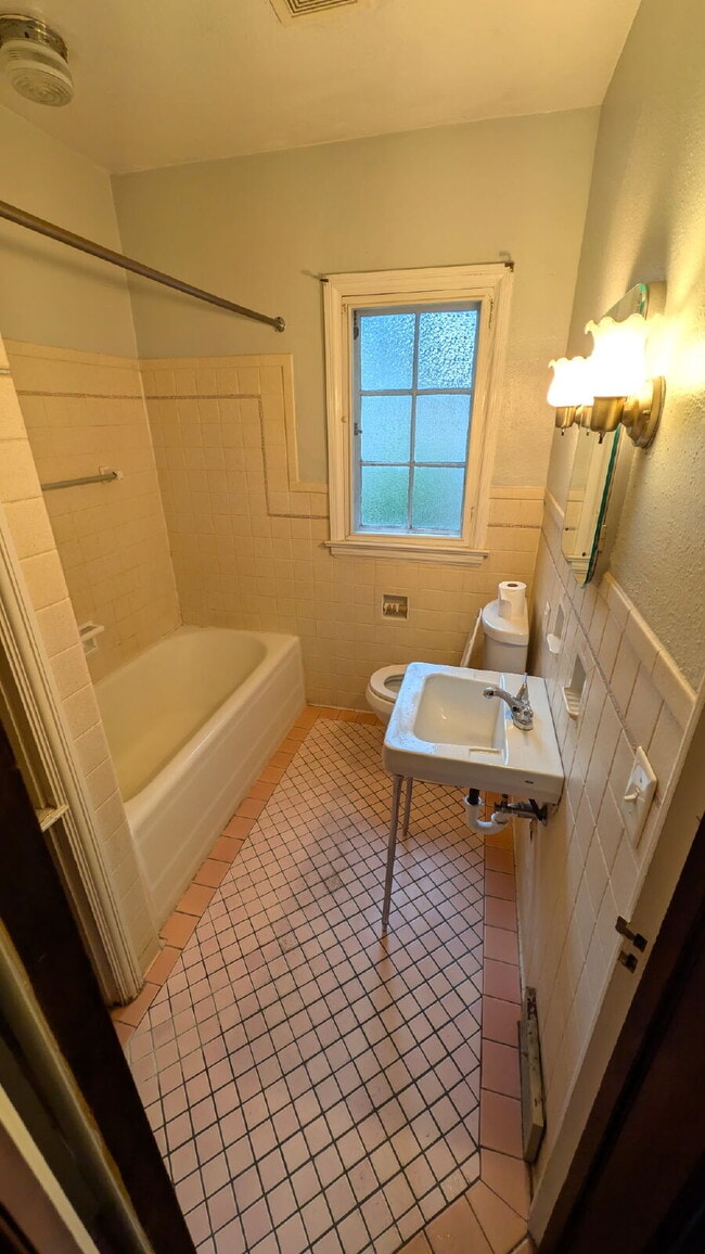 Building Photo - 504 E 64th St