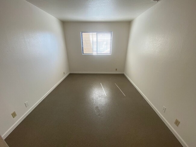 Building Photo - Garden Level Apartment - Completely Renovated!