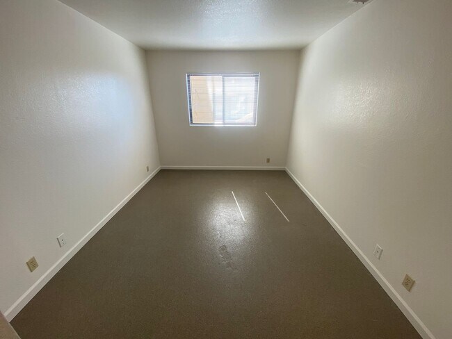 Building Photo - Renovated 2 Bedroom at La Tierra Gardens