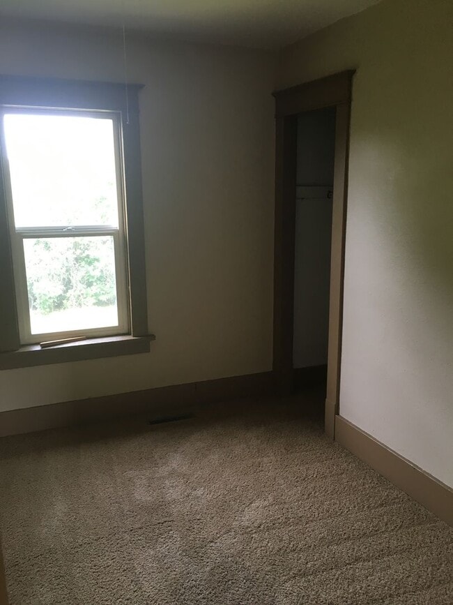 Building Photo - 3 Bed 1 Bath + Bonus Room and Yard