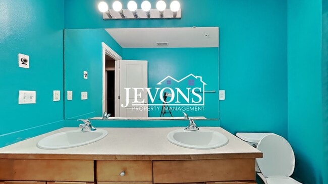 Building Photo - Experience this beautiful SeaTac single-family home with an equipped kitchen, high ceilings, near...