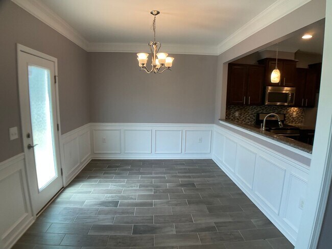 Building Photo - Gorgeous Townhome in Brier Crossings!