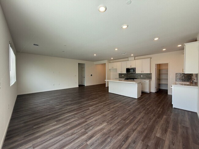 Building Photo - 3 bedroom, 2 bathroom home located in the vibrant community of Madera, CA