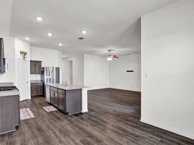 Building Photo - Next to New and Move in Ready!