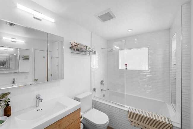 Building Photo - 2402 Rockingham Cir