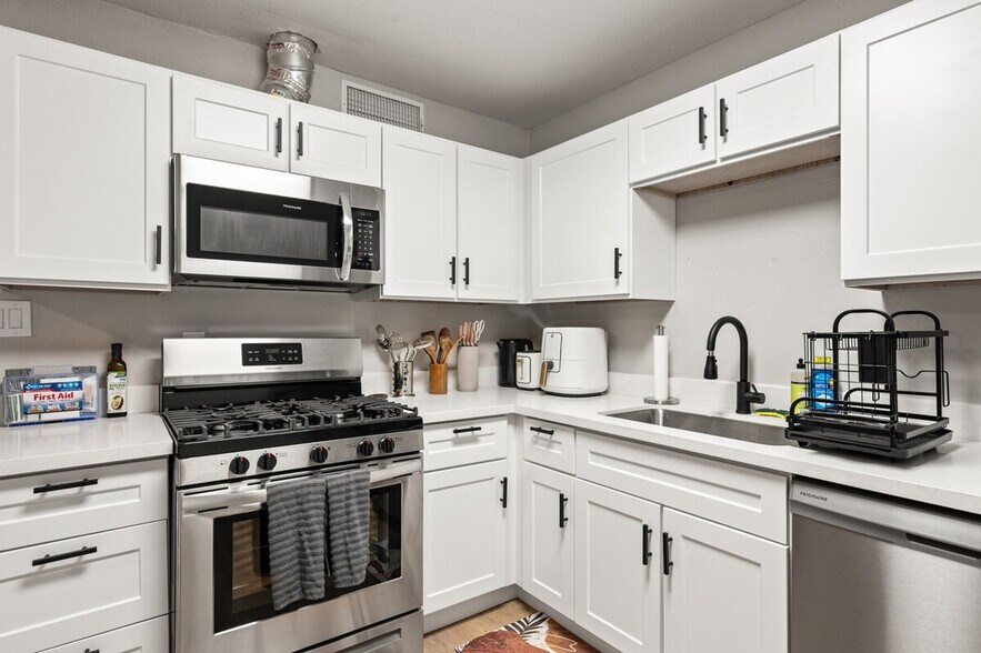 Building Photo - 4102 W Virginia Ave