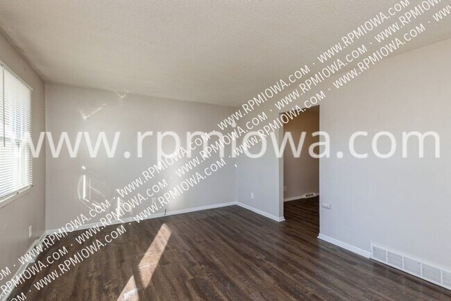 Building Photo - 213 NW Arlan Dr