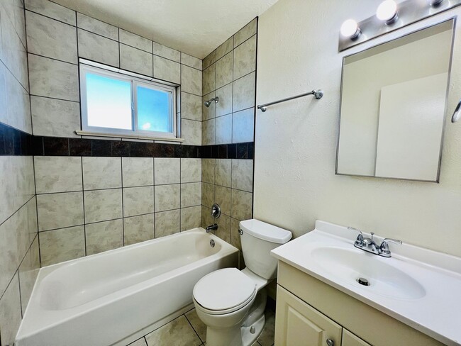 Building Photo - $0 DEPOSIT OPTION. 2 BED 1 BATH IN SOUTH W...