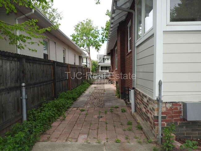 Building Photo - 2322 Cherry St