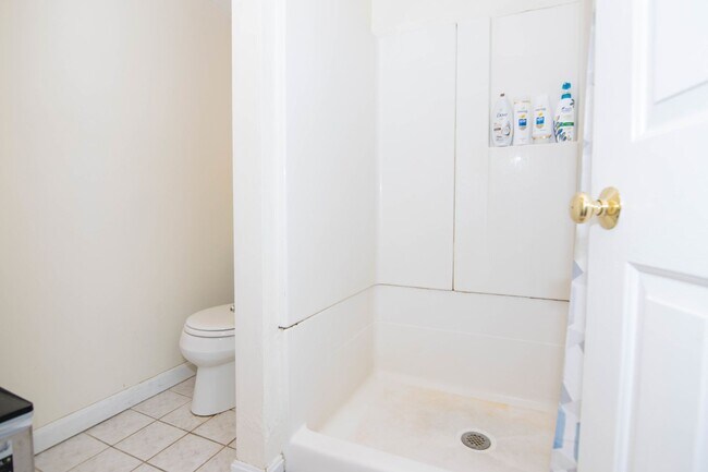 Building Photo - WOW!  MASSIVE 5 BED/2 BATH NEAR B.U.