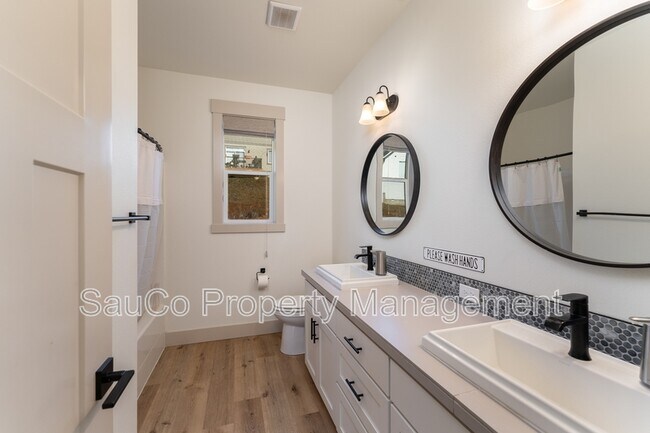 Building Photo - 35471 Portland View Dr