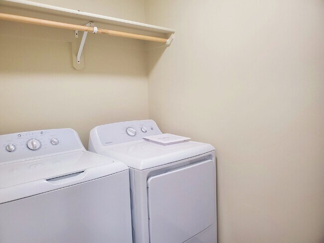 Building Photo - 2 bed, 2 bath with great views!