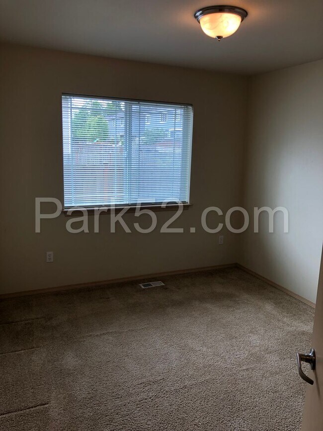 Building Photo - 3-Bedroom Duplex Home - Gated Community - South Hill