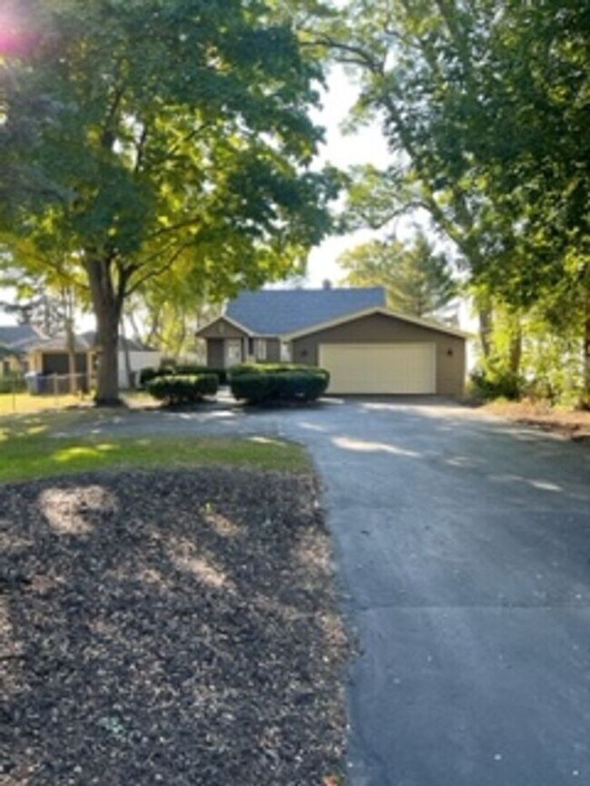 Building Photo - Lake Oakland Lakefront Home - 3 Bedroom 2 ...