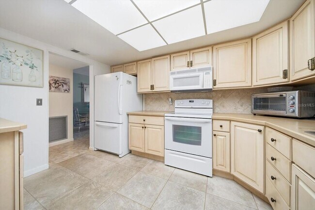 Building Photo - 5108 Brittany Dr S